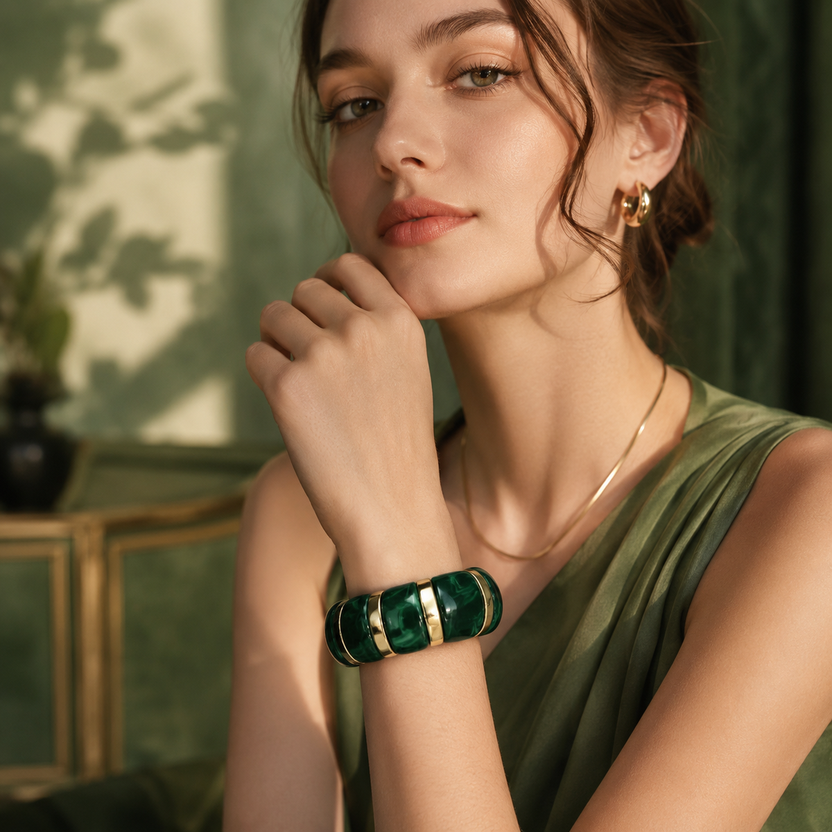 Udroze Emerald chunky resin stretch bangle bracelet - model wearing the bracelet